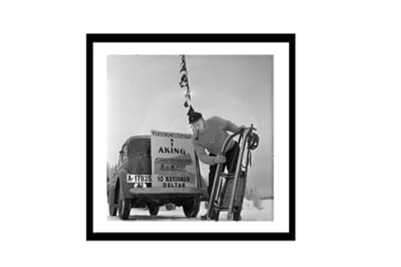 Bilde i glass sort treramme 80x80 Mann med kjelke Korketrekkeren