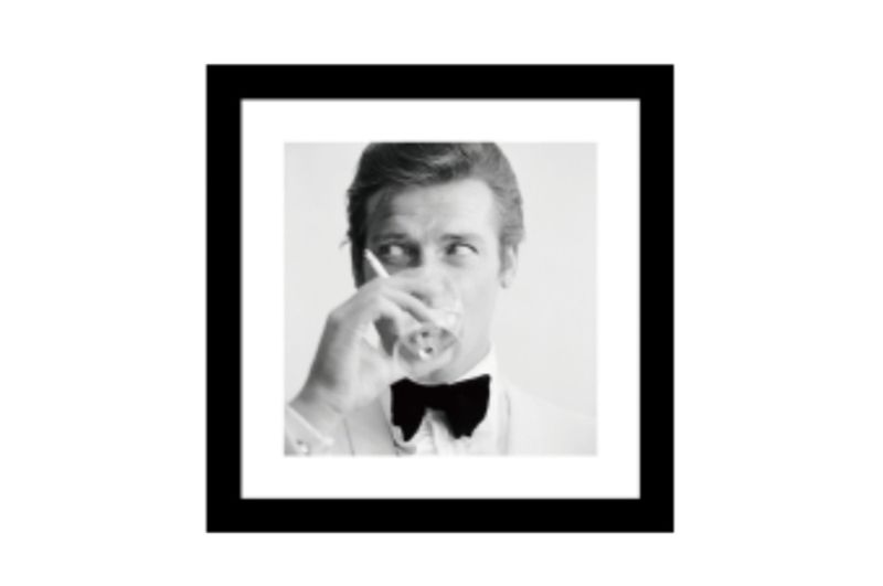 Bilde i glass sort treramme 60x60 Roger Moore 